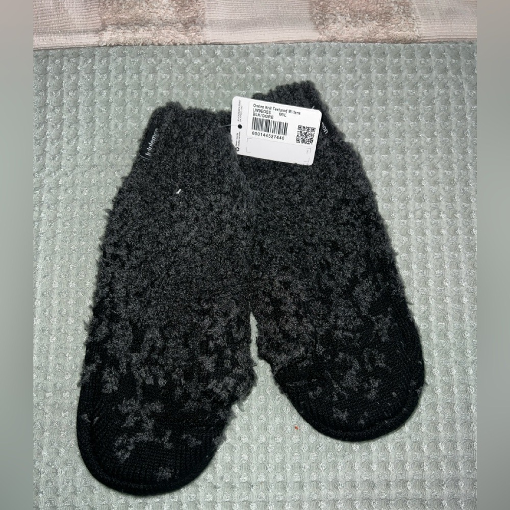 NWT Lululemon Ombre Knit Textured Mittens
M/L